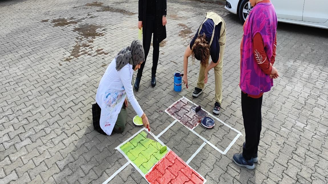 Sivas Hedef Projesi kapsamında, Okul Bahçemize;Sek Sek, Labirent ve Köşe Kapmaca  oyunları için renkli çizimlerle alanlar oluşturduk.